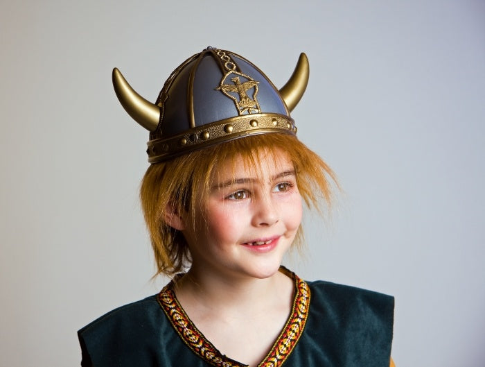 Wikingerhelm mit Hörnern und Plüschhaar