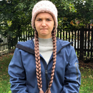 GRETA zwei Zöpfe braun am elastischen Haarband