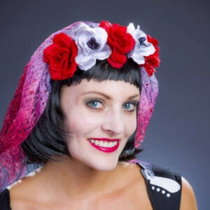 Kopfbügel mit Spitzenschleier und Blüten, rot/weiß